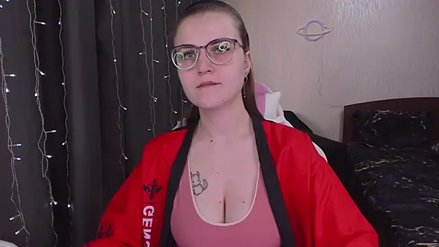 Snapshot of MissBrightShine chatting on March 2025 09:45:02 AM MissBrightShine online show from March 2025 09:45:02 AM