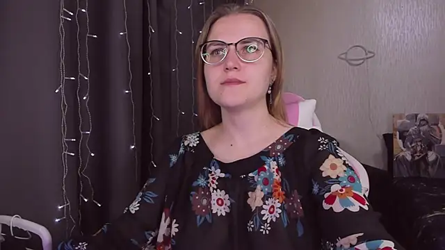 Snapshot of MissBrightShine chatting on September 2025 09:42:02 AM MissBrightShine online show from September 2025 09:42:02 AM