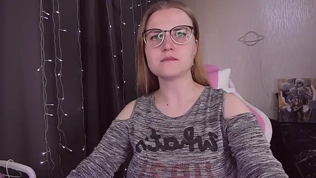 Snapshot of MissBrightShine chatting on September 2025 10:27:01 AM MissBrightShine online show from September 2025 10:27:01 AM