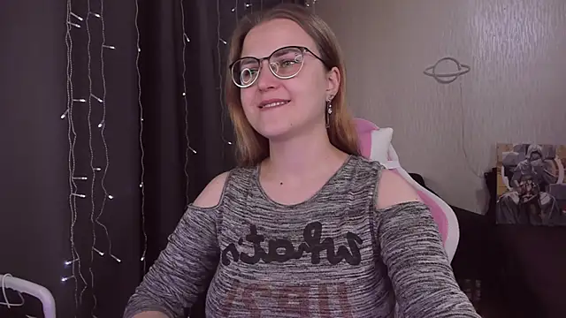 Snapshot of MissBrightShine chatting on September 2025 11:55:02 AM MissBrightShine online show from September 2025 11:55:02 AM