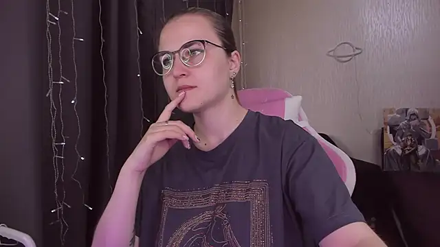 Snapshot of MissBrightShine chatting on September 2025 10:50:02 AM MissBrightShine online show from September 2025 10:50:02 AM