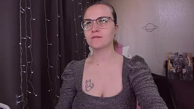 Snapshot of MissBrightShine chatting on October 2025 10:23:02 AM MissBrightShine online show from October 2025 10:23:02 AM