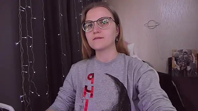 Snapshot of MissBrightShine chatting on October 2025 10:02:01 AM MissBrightShine online show from October 2025 10:02:01 AM