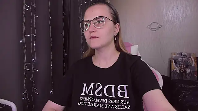 Snapshot of MissBrightShine chatting on October 2025 10:02:01 AM MissBrightShine online show from October 2025 10:02:01 AM