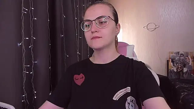 Snapshot of MissBrightShine chatting on October 2025 06:44:02 AM MissBrightShine online show from October 2025 06:44:02 AM