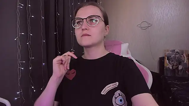 Snapshot of MissBrightShine chatting on October 2025 12:36:02 PM MissBrightShine online show from October 2025 12:36:02 PM