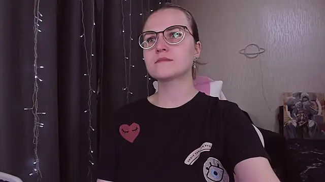 Snapshot of MissBrightShine chatting on October 2025 10:26:01 AM MissBrightShine online show from October 2025 10:26:01 AM