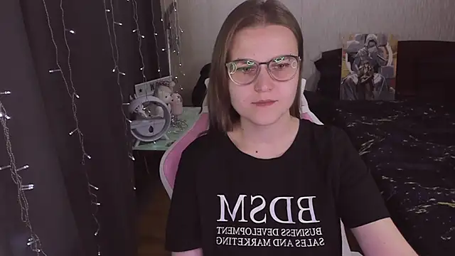 Snapshot of MissBrightShine chatting on October 2025 10:07:01 AM MissBrightShine online show from October 2025 10:07:01 AM