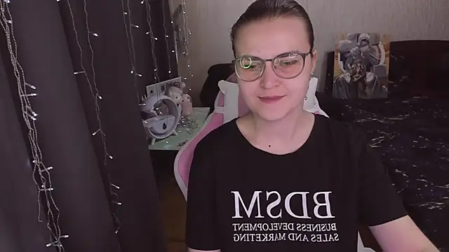 Snapshot of MissBrightShine chatting on October 2025 10:27:01 AM MissBrightShine online show from October 2025 10:27:01 AM