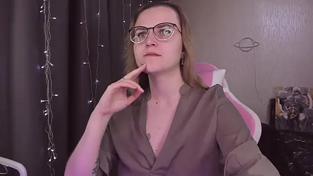 Snapshot of MissBrightShine chatting on October 2025 10:47:02 AM MissBrightShine online show from October 2025 10:47:02 AM