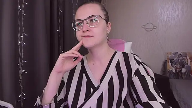 Snapshot of MissBrightShine chatting on October 2025 10:06:01 AM MissBrightShine online show from October 2025 10:06:01 AM