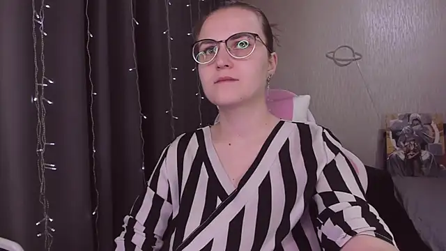 Snapshot of MissBrightShine chatting on November 2025 10:05:01 AM MissBrightShine online show from November 2025 10:05:01 AM