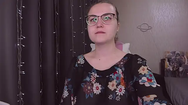 Snapshot of MissBrightShine chatting on November 2025 10:15:01 AM MissBrightShine online show from November 2025 10:15:01 AM