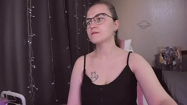 Snapshot of MissBrightShine chatting on November 2025 10:14:01 AM MissBrightShine online show from November 2025 10:14:01 AM