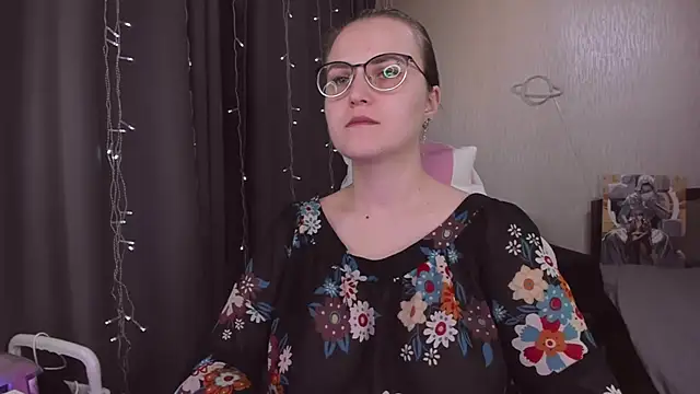 Snapshot of MissBrightShine chatting on November 2025 11:18:02 AM MissBrightShine online show from November 2025 11:18:02 AM