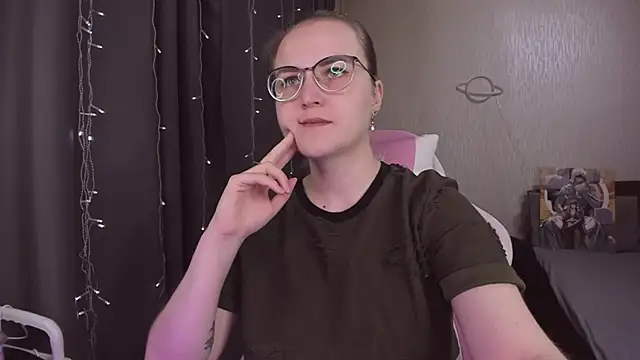 Snapshot of MissBrightShine chatting on November 2025 10:31:01 AM MissBrightShine online show from November 2025 10:31:01 AM