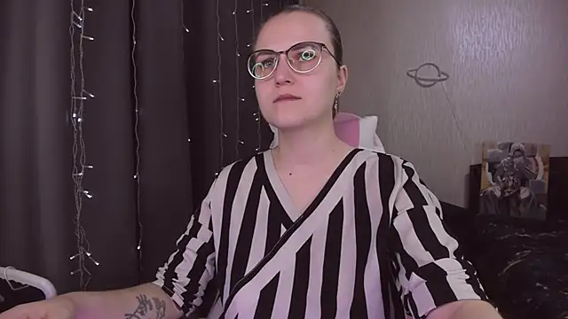 Snapshot of MissBrightShine chatting on December 2025 11:30:02 AM MissBrightShine online show from December 2025 11:30:02 AM