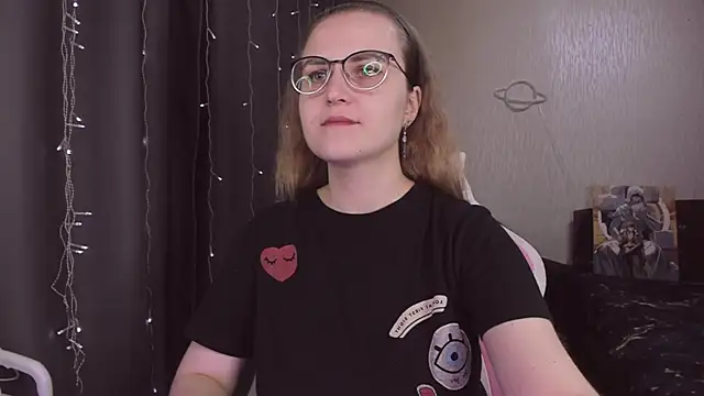 Snapshot of MissBrightShine chatting on December 2025 10:42:01 AM MissBrightShine online show from December 2025 10:42:01 AM