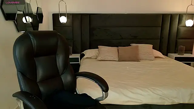 Snapshot of LisaMonroe_ chatting on March 2026 08:34:01 PM LisaMonroe online show from March 2026 08:34:01 PM