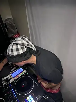 Snapshot of PeterGrandee chatting on December 2024 01:51:01 AM PeterGrandee online show from December 2024 01:51:01 AM