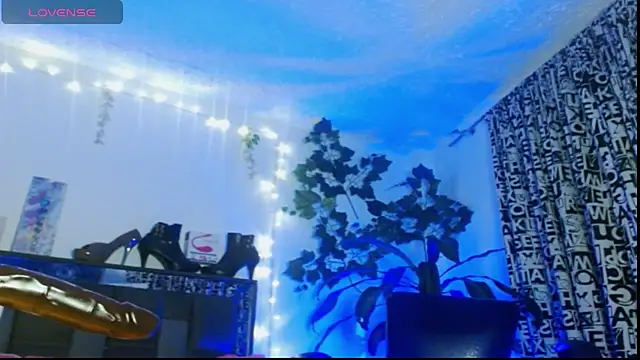 Snapshot of DULCE_ZOE chatting on January 2025 02:27:02 AM DULCE ZOE online show from January 2025 02:27:02 AM