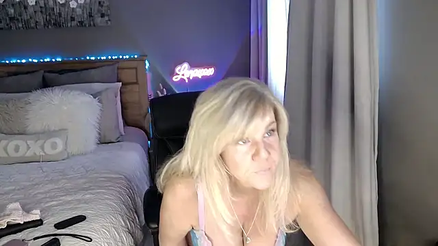 Snapshot of Lenaxox chatting on March 2026 03:05:04 PM Lenaxox online show from March 2026 03:05:04 PM