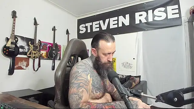 Snapshot of StevenRiseNYC chatting on January 2025 03:33:01 AM StevenRiseNYC online show from January 2025 03:33:01 AM