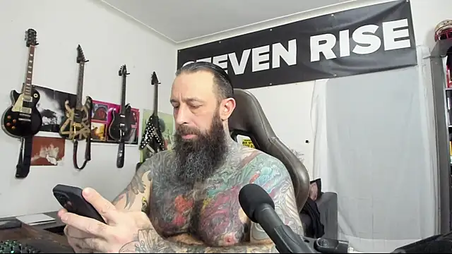 Snapshot of StevenRiseNYC chatting on January 2025 11:24:01 PM StevenRiseNYC online show from January 2025 11:24:01 PM