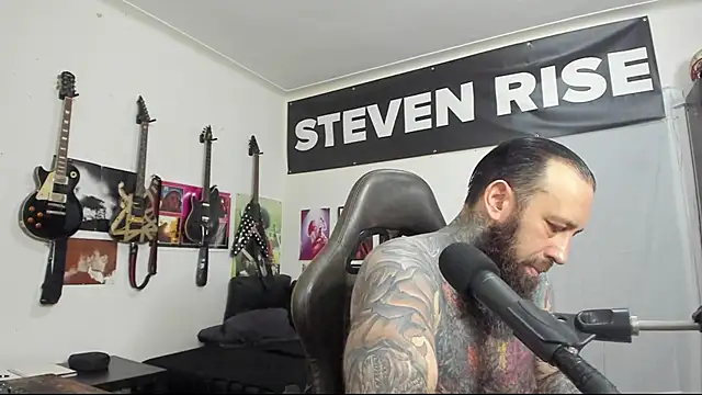 Snapshot of StevenRiseNYC chatting on February 2025 10:43:01 PM StevenRiseNYC online show from February 2025 10:43:01 PM