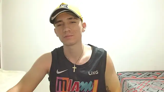 Snapshot of ChicoMaloFfF chatting on April 2026 01:43:02 AM ChicoMaloFfF online show from April 2026 01:43:02 AM