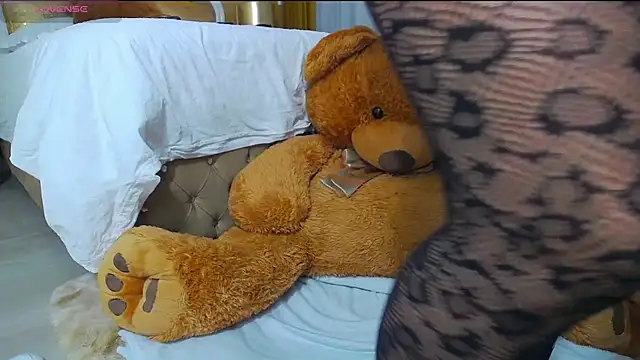Snapshot of GoldenCaroline chatting on March 2026 06:57:01 PM GoldenCaroline online show from March 2026 06:57:01 PM