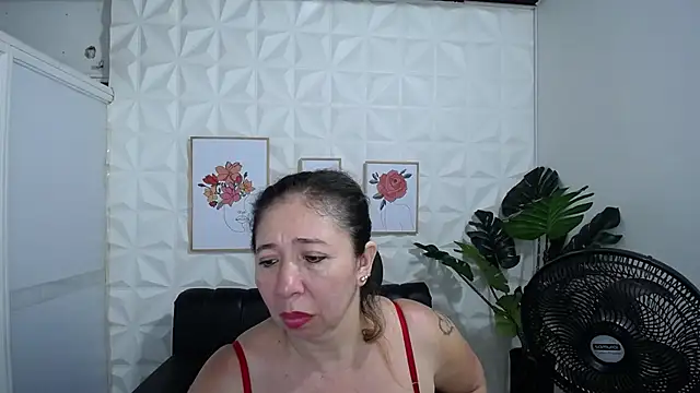 Snapshot of Valentinaa_mature chatting on February 2025 02:04:02 AM Valentinaa mature online show from February 2025 02:04:02 AM