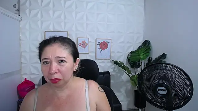 Snapshot of Valentinaa_mature chatting on February 2025 09:20:02 PM Valentinaa mature online show from February 2025 09:20:02 PM