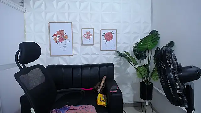 Snapshot of Valentinaa_mature chatting on February 2025 09:47:02 PM Valentinaa mature online show from February 2025 09:47:02 PM