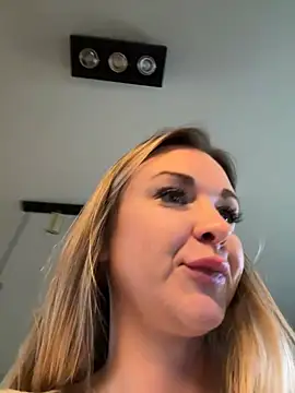 Snapshot of Bella-Tight chatting on December 2024 12:56:01 PM Bella-Tight online show from December 2024 12:56:01 PM