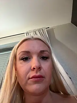 Snapshot of Bella-Tight chatting on March 2025 07:57:02 AM Bella-Tight online show from March 2025 07:57:02 AM