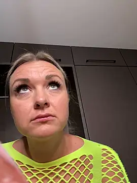 Snapshot of Bella-Tight chatting on October 2025 07:10:02 AM Bella-Tight online show from October 2025 07:10:02 AM