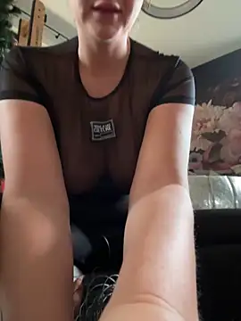 Snapshot of Bella-Tight chatting on November 2025 09:20:02 AM Bella-Tight online show from November 2025 09:20:02 AM