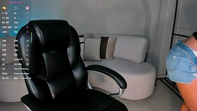 Snapshot of LizzHamilton__ chatting on November 2025 09:03:01 PM LizzHamilton online show from November 2025 09:03:01 PM