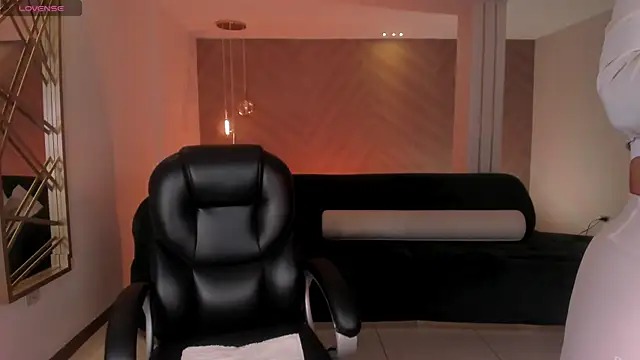 Snapshot of LizzHamilton__ chatting on November 2025 09:25:02 PM LizzHamilton online show from November 2025 09:25:02 PM