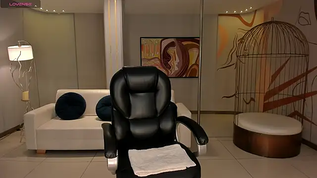 Snapshot of LizzHamilton__ chatting on November 2025 08:43:01 PM LizzHamilton online show from November 2025 08:43:01 PM