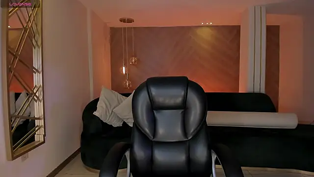 Snapshot of LizzHamilton__ chatting on November 2025 09:28:01 PM LizzHamilton online show from November 2025 09:28:01 PM