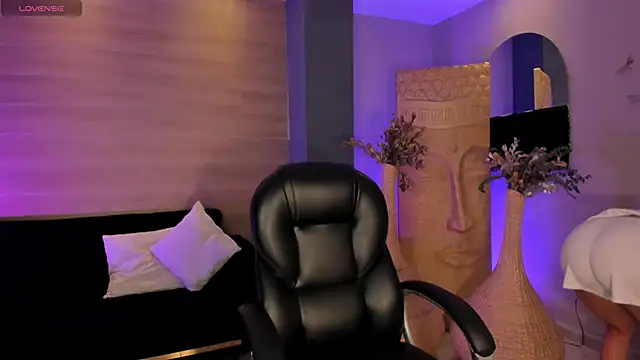 LizzHamilton   online show from December 2025 09:41:02 PM