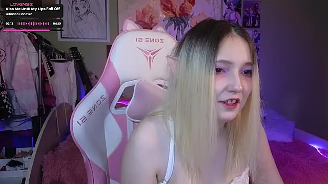 Snapshot of Evie_Ro chatting on December 2024 08:38:02 PM Evie Ro online show from December 2024 08:38:02 PM