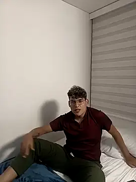 Snapshot of dom2travelersss chatting on January 2025 03:35:01 PM dom2travelersss online show from January 2025 03:35:01 PM