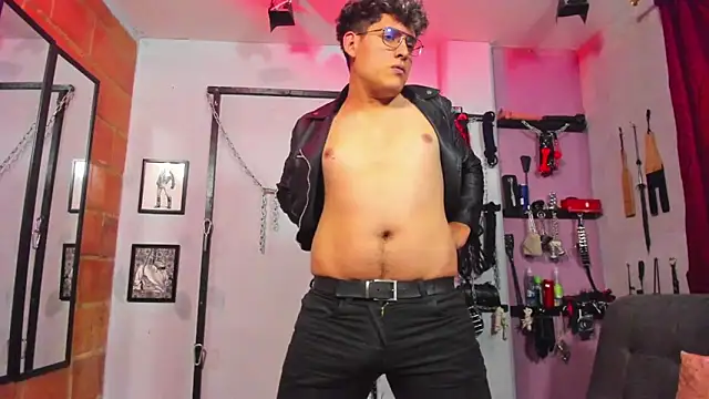 Snapshot of dom2travelersss chatting on March 2025 07:02:01 PM dom2travelersss online show from March 2025 07:02:01 PM