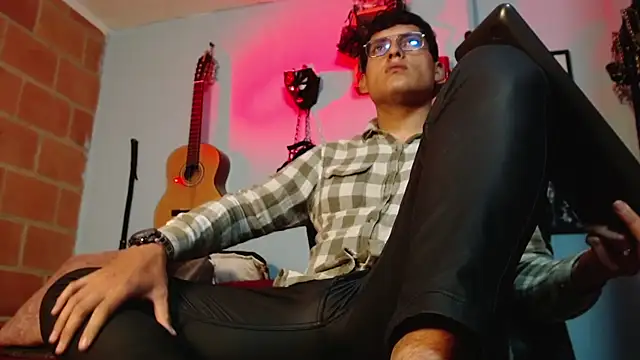 Snapshot of dom2travelersss chatting on September 2025 02:06:02 PM dom2travelersss online show from September 2025 02:06:02 PM