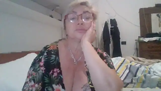 Snapshot of LindaL chatting on November 2025 01:11:01 PM LindaL online show from November 2025 01:11:01 PM