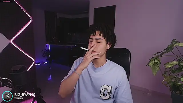 bigryann23 online show from November 2025 02:28:02 AM